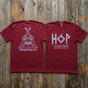 T-shirt rouge portant l’emblème du Village viking Hóp
