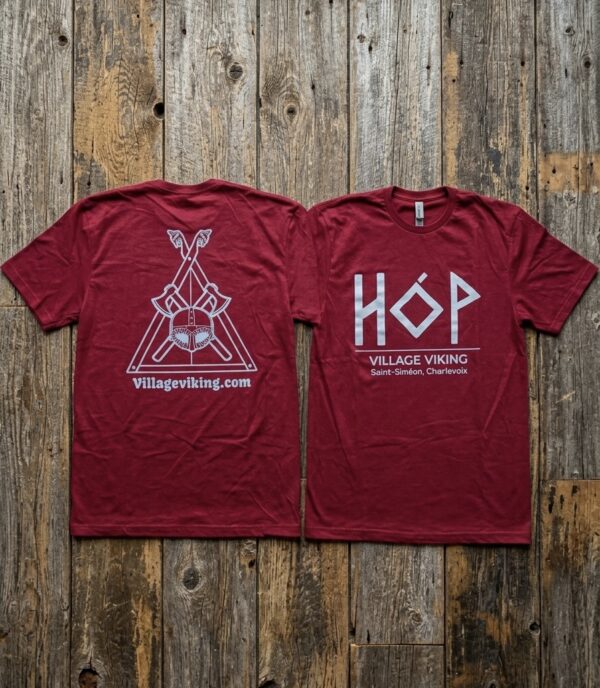 T-shirt rouge portant l’emblème du Village viking Hóp