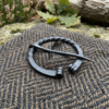 Broche viking penannulaire forgée – Fibule nordique artisanale