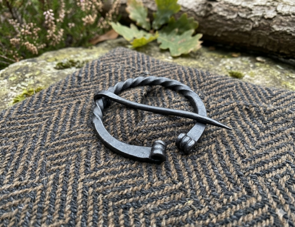 Broche viking penannulaire forgée – Fibule nordique artisanale