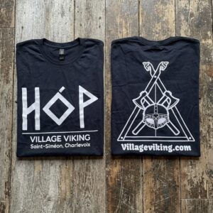T-shirt noir portant l’emblème du Village viking Hóp