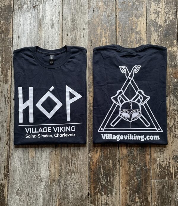 T-shirt noir portant l’emblème du Village viking Hóp