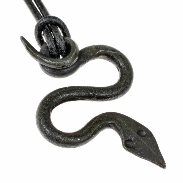 Amulette serpent en fer – Pendentif nordique symbolique